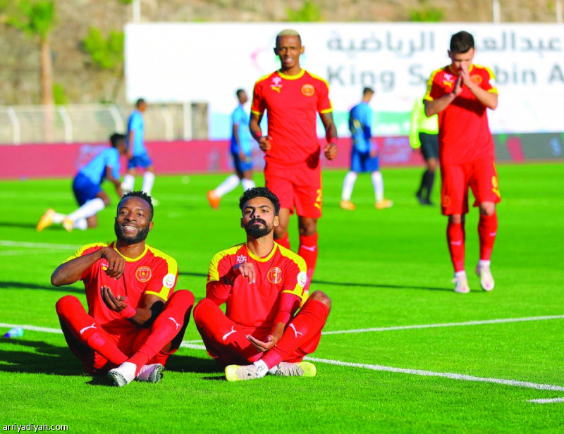 حسن العمري والنيجيري ستانلي أوهاويتشى لاعبا القادسية