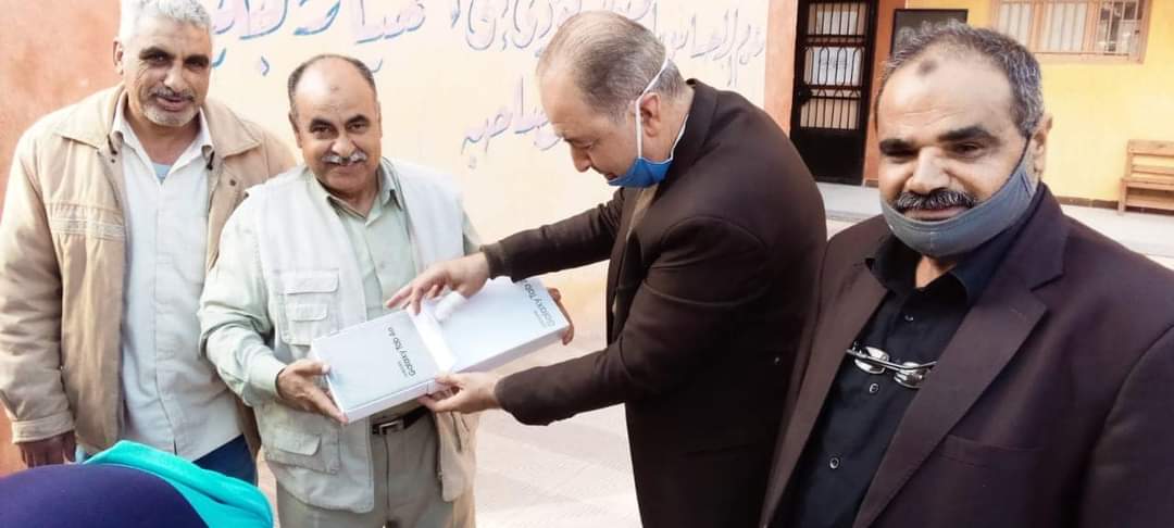 توزيع اجهزة التابلت علي طلاب المدارس الثانوية