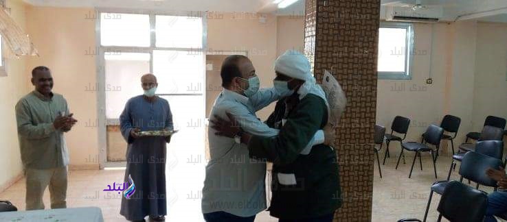 رئيس مدينة بالاقصر يكرم عاملين نظافة بعد بلغهم السن القانونى