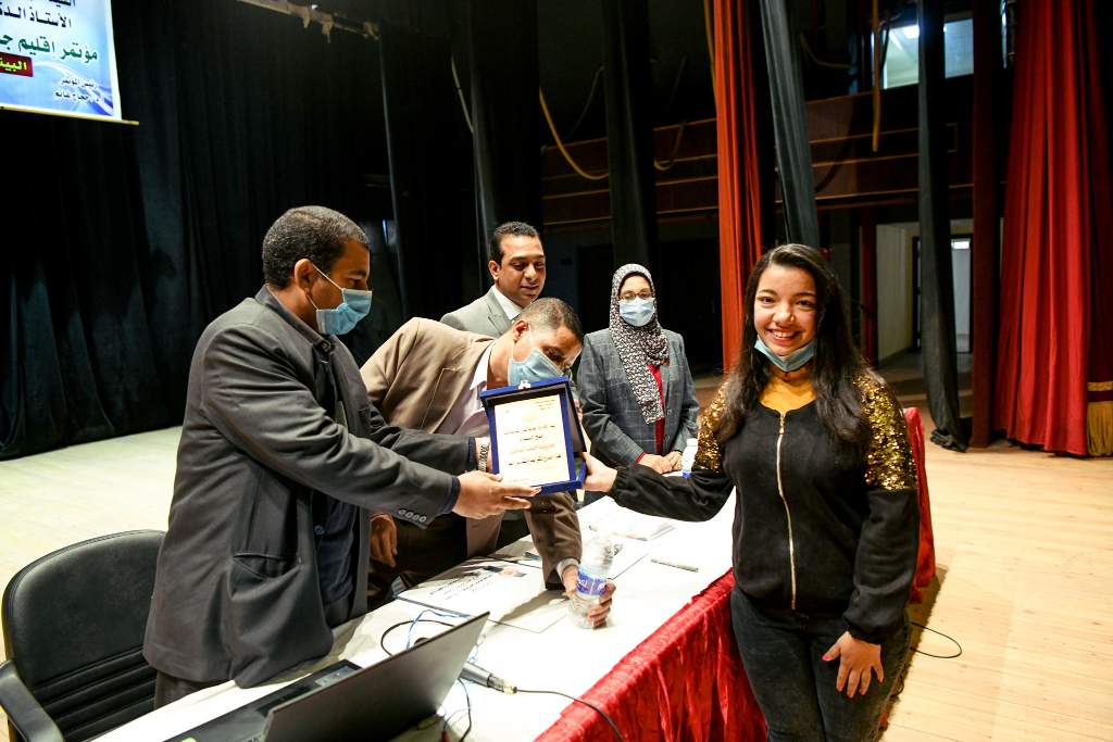 نائب محافظ قنا يكرم عددًا من ذوى الهمم 