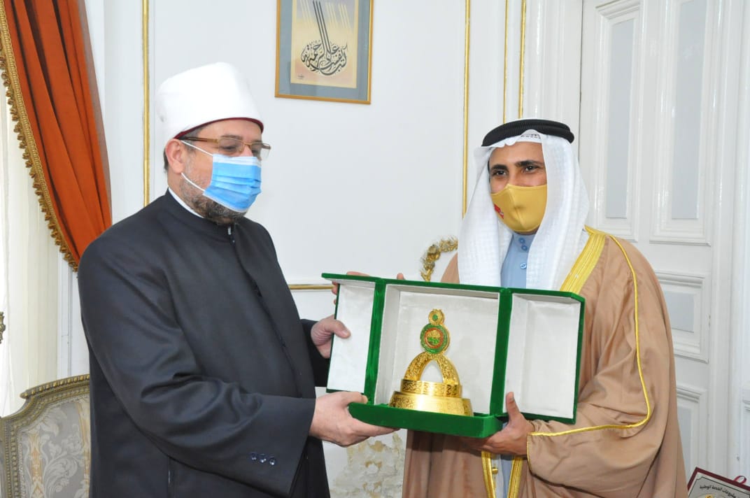 رئيس البرلمان العربي يكرم وزير الأوقاف