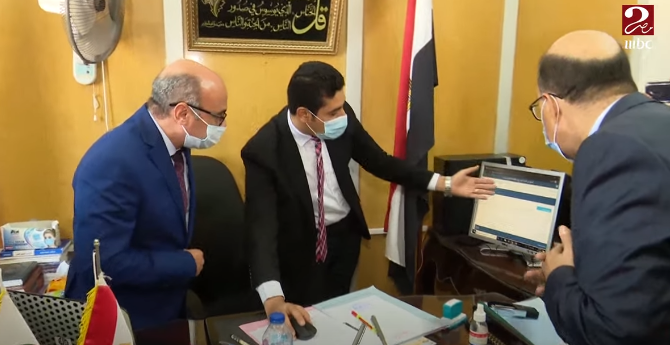 وزير العدل خلال تفقده مركز التوثيق المتطور