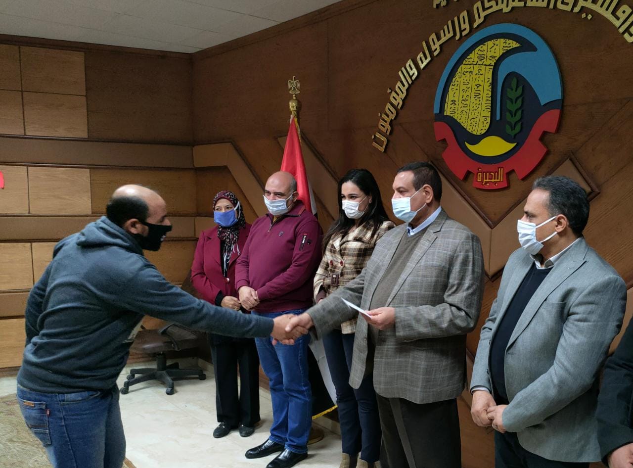 محافظ البحيرة يسلم مبالغ مالية للشباب 