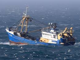 قارب صيد يعمل في صناعة صيد الأسماك في المملكة المتحدة 