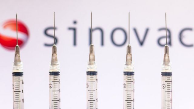أيمن سالم يوضح الفئات الأولى للحصول على اللقاح الصيني
