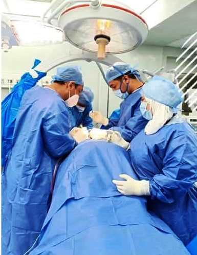 الفريق الطبي الذي أجرى العملية الجراحية 