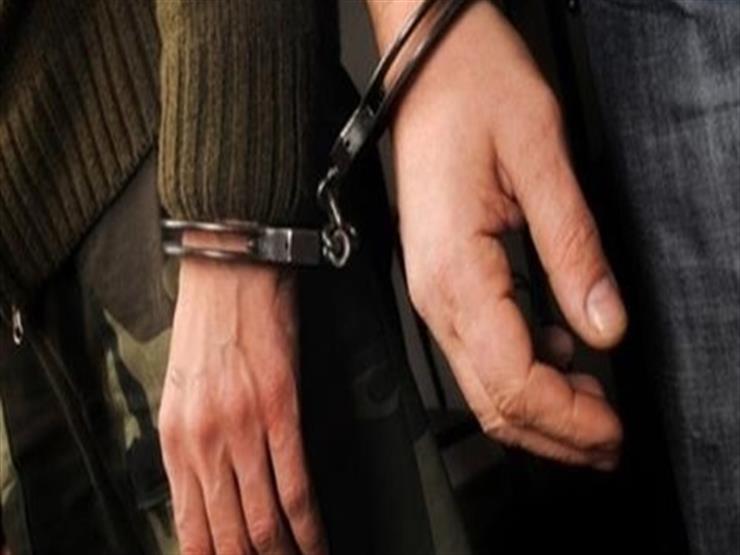 شخصان يحفرون بئر بحثا عن الآثار