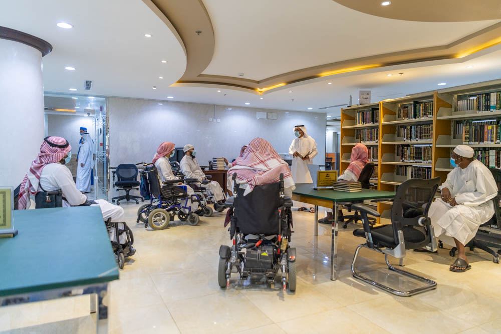 مكتبة الحرم المكي الشريف تستقبل وفدًا من الأشخاص ذوي الإعاقة