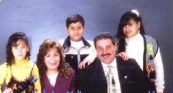 د. نبيل فاروق برفقة زوجته وابنائه الثلاثة