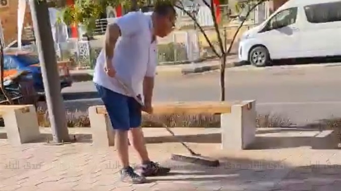 .سياح من سويسرا يشاركون فى تنظيف شوارع الغردقة