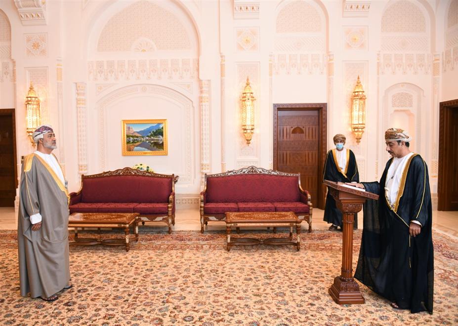 السفير العماني لدى القاهرة يؤدي اليمين أمام السلطان هيثم 