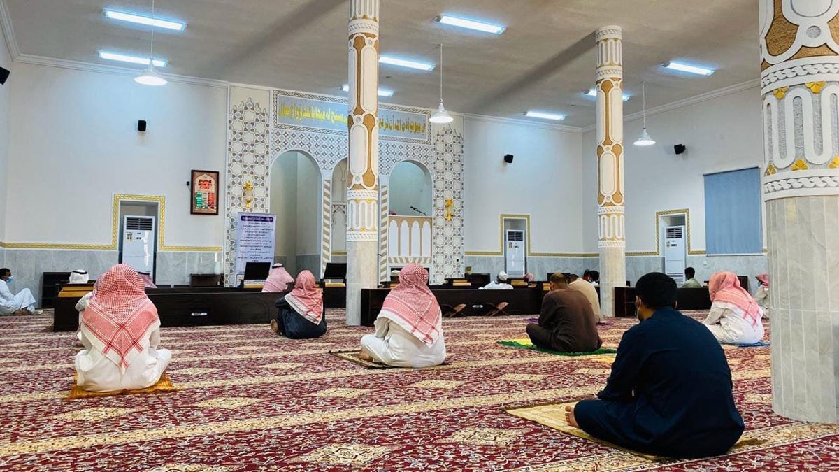السعودية تعزل 100 إمام وخطيب في مساجد المملكة