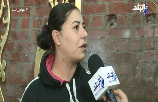 إحدى السيدات تعمل فى مجال النقاشة  إحدى السيدات تعمل فى مجال النقاشة