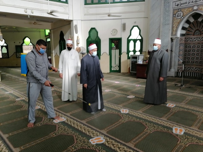 الأوقاف تواصل حملات التعقيم بالمساجد 