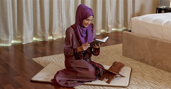حكم الصلاة بالمناكير وحكم الخروج به