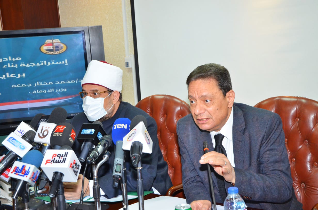 مختار جمعة وكرم جبر خلال إطلاق المبادرة 