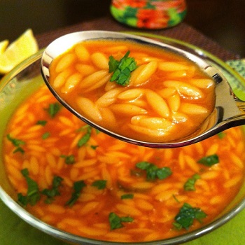 شوربة لسان عصفور بالكرفس والزعتر