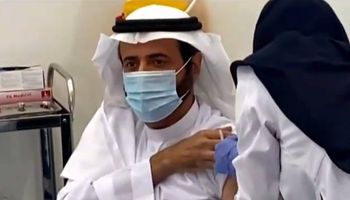 لحظة تطعيم وزير الصحة السعودي
