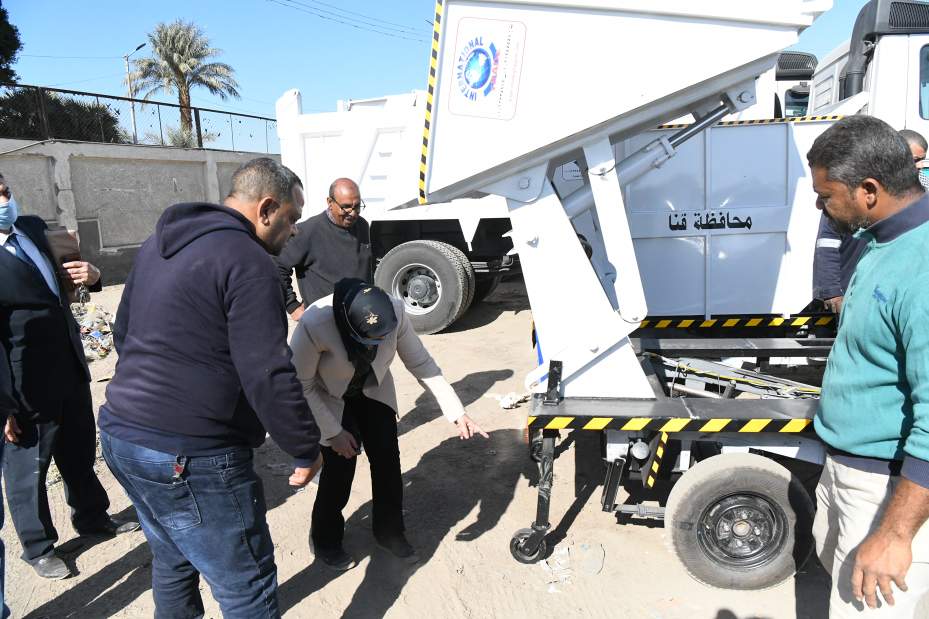 وصول معدات نظافة جديدة لدعم منظومة النظافة بـ قنا