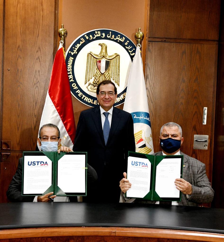 المهندس طارق الملا وزير البترول خلال التوقيع