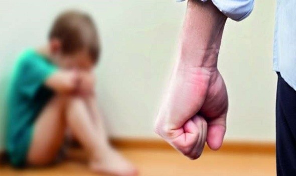 ضرب وتعذيب طفل على يد والده