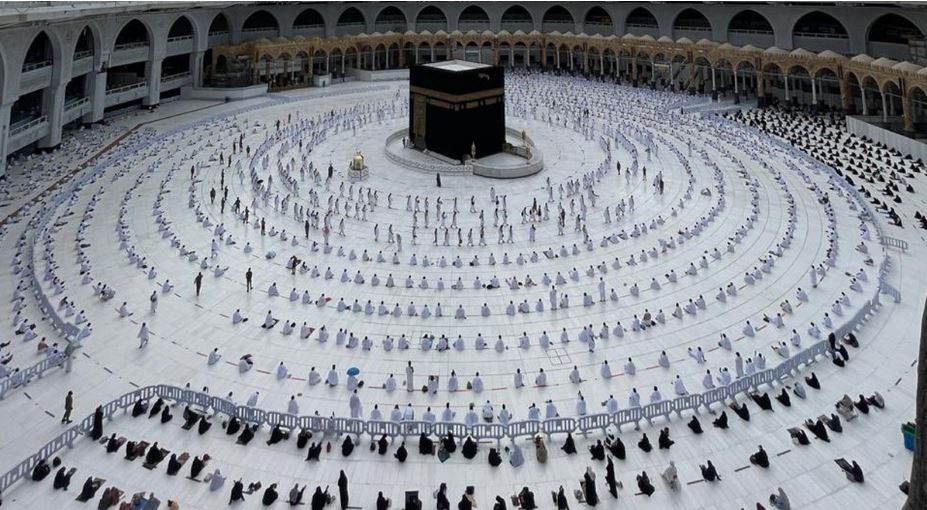 خطيب المسجد الحرام: من لطف الله أنه يقدر أرزاقهم بعلمه