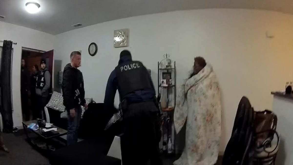 شرطيين يكبلون امرأة سوداء في شيكاغو‎ 