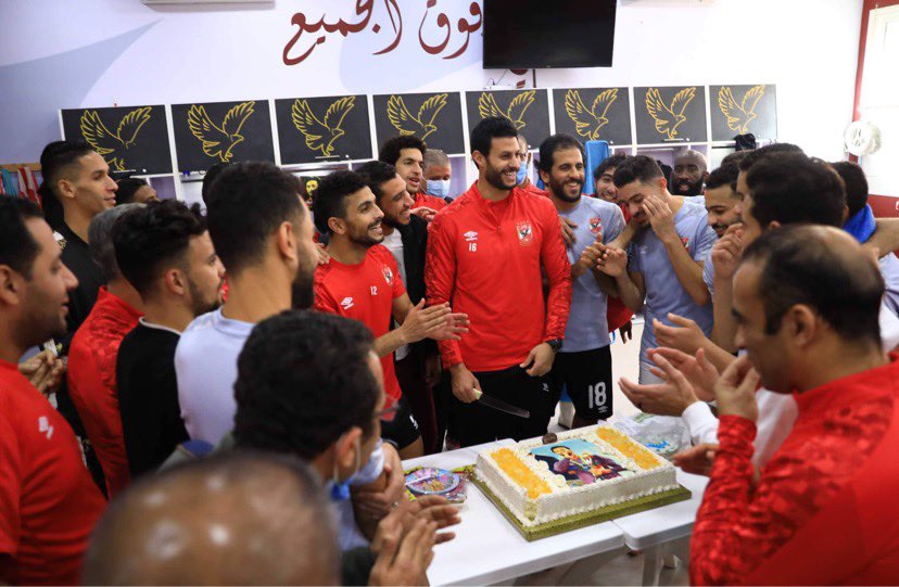 لاعبو الأهلي يحتلفون بعيد ميلاد محمد الشناوي