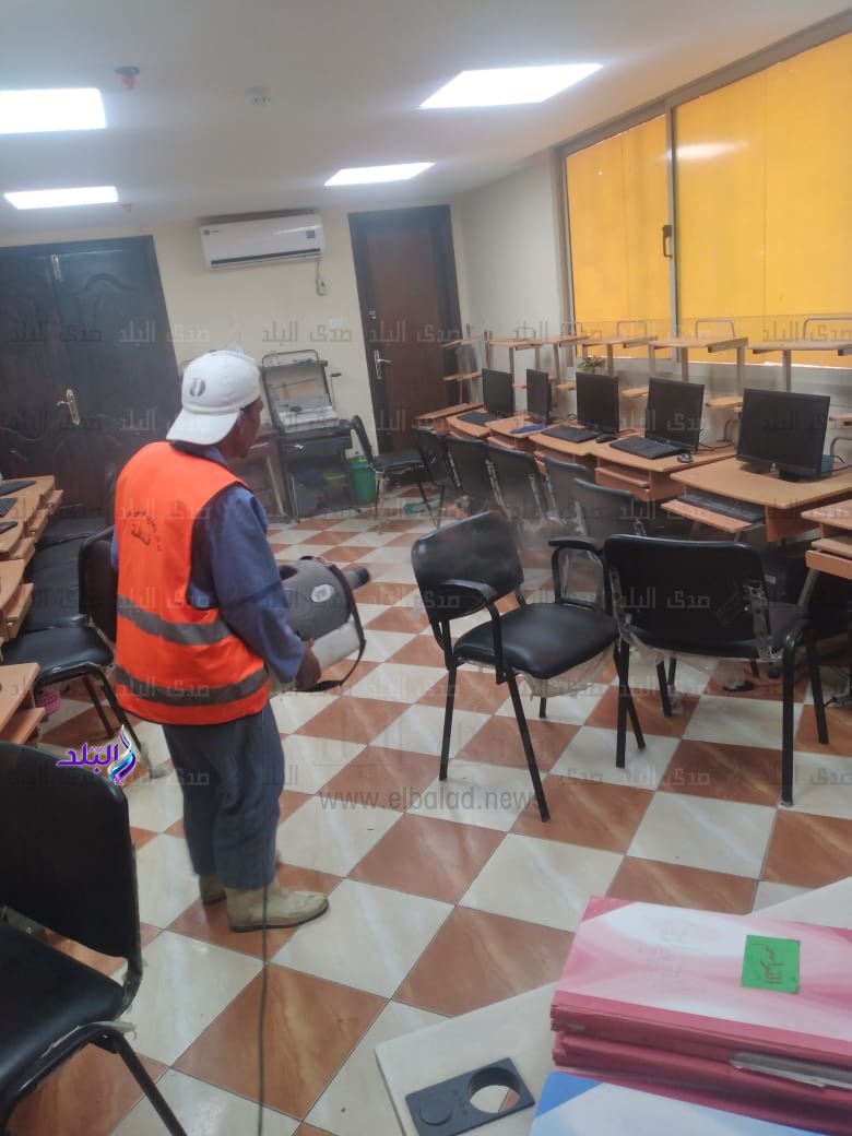 جانب من عمليات التعقيم 