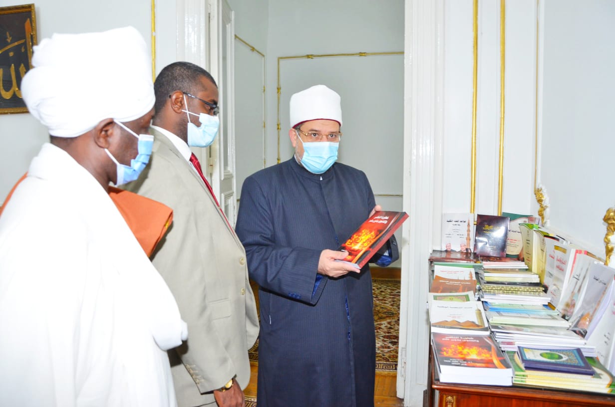 وزير الاوقاف يطلع الوفد السوداني على اصدارات المجلس