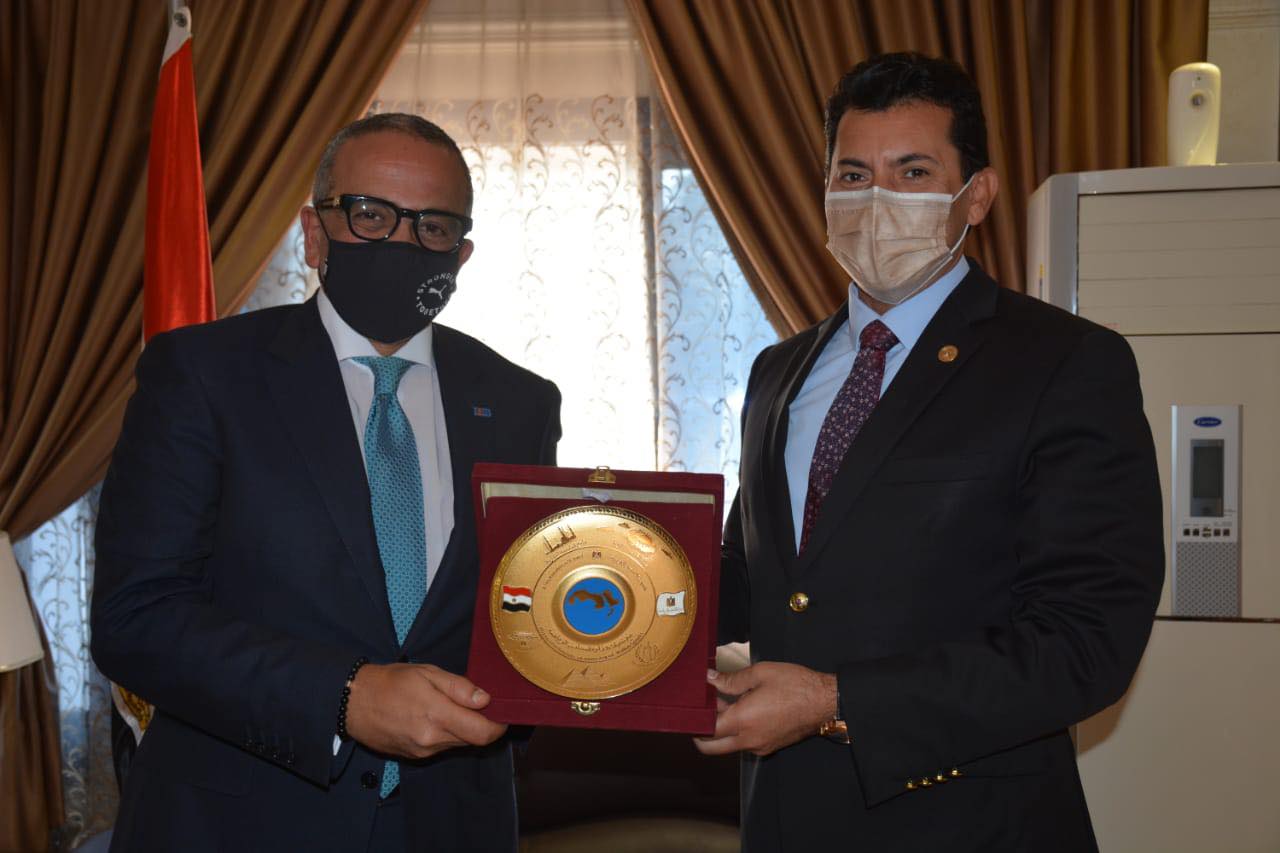 وزير الرياضة يكرم لجنة الجنايني