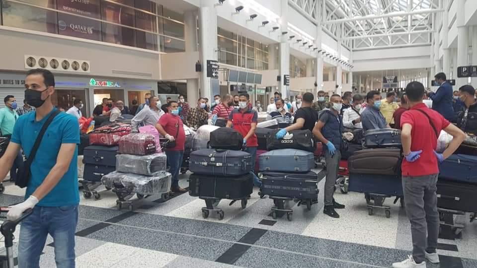 حشود كبيرة من المواطنين في محطات القطار والمطارات