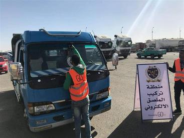 تركيب الملصق الإلكتروني في الوحدات المرورية