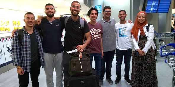 صورة لطلبة سابقين من مصر درسوا في اليابان