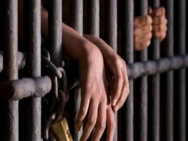 ضبط موظفين بشركة صرافة يتاجران فى العملة