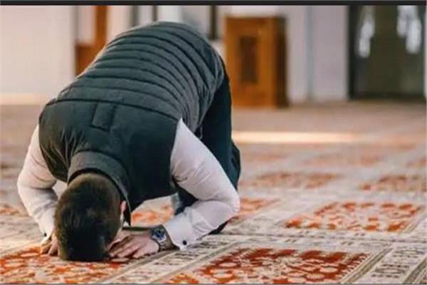 هل تشمير الرجل لأكمام القميص أثناء الصلاة حرام