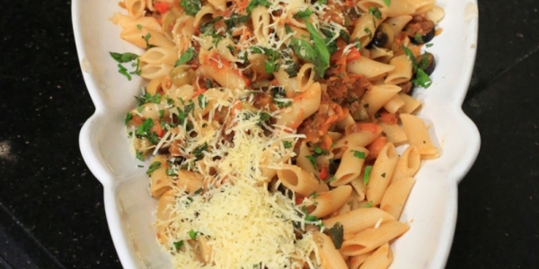  طريقة عمل مكرونة بلونيز بالزيتون والريحان