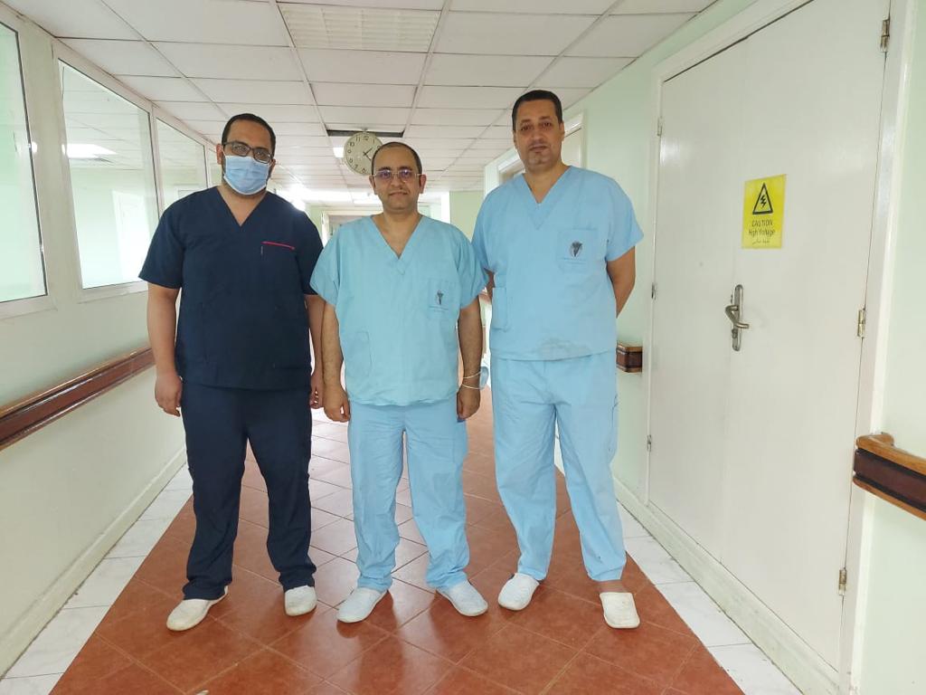 الفريق الطبي الذي أجرى العملية الجراحية 