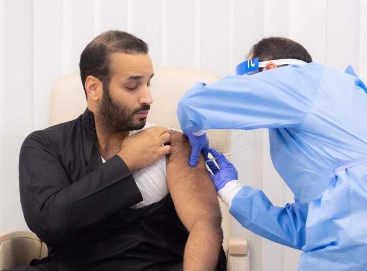 ولي العهد السعودي يتلقي لقاح كورونا 
