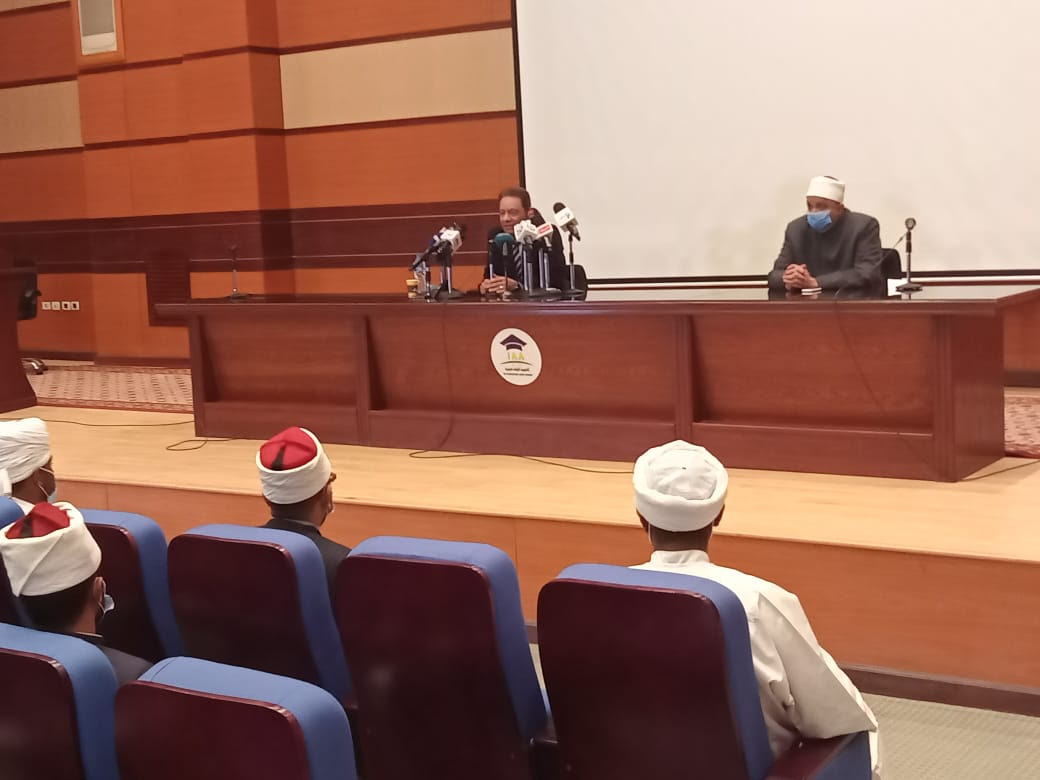 كرم جبر أثناء المحاضرة كرم جبر أثناء المحاضرة