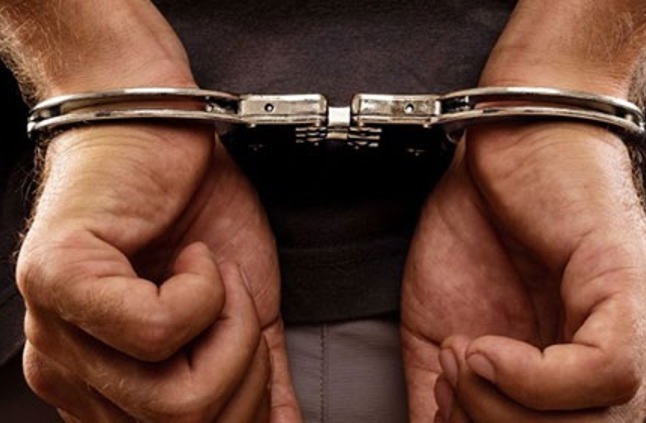 ضبط شخص نصب على ٣ مواطنين