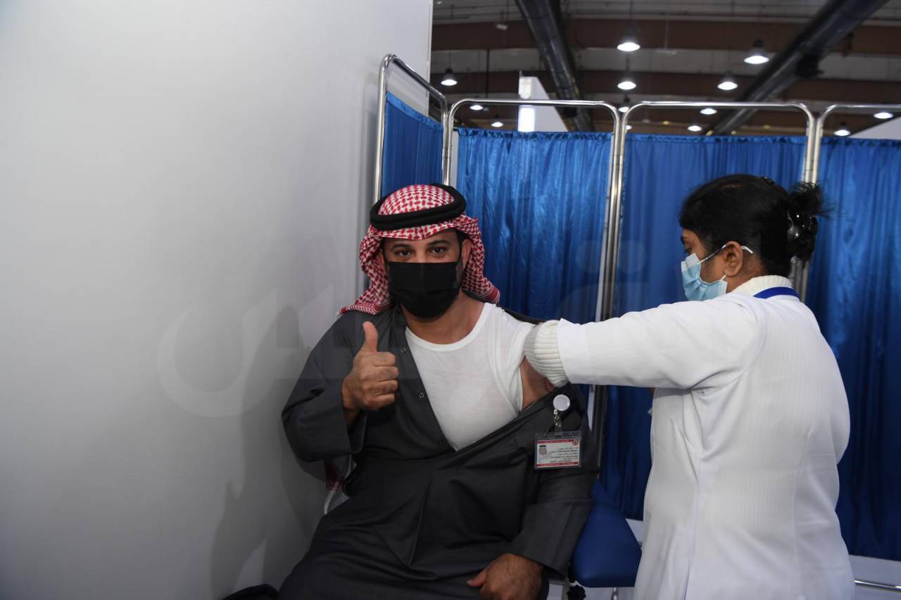 الكويت بدأت حملة التطعيم من كورونا 