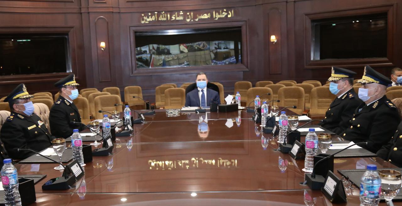 اجتماع وزير الداخلية بمساعديه