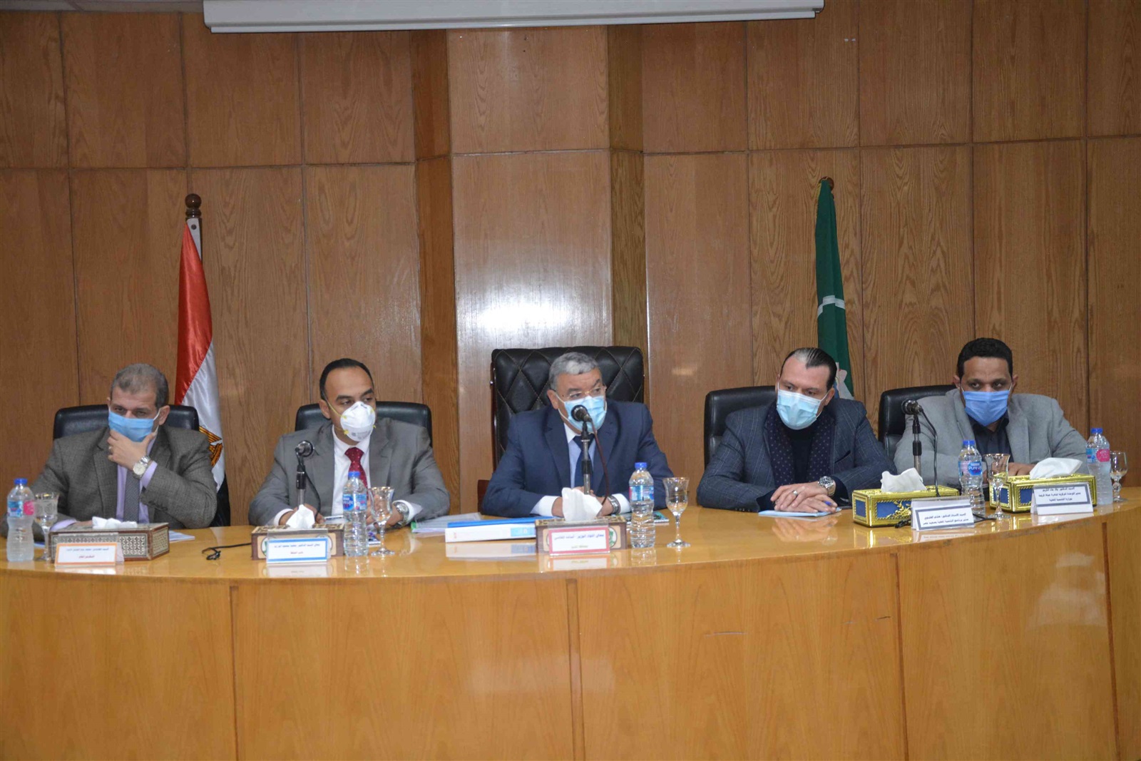 محافظ المنيا يبحث مع وفد برنامج تنمية الصعيد