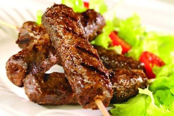 الكفتة المشوية طبق يحير الكثيرين في تحضيره، نظرًا لوقوع الكث
