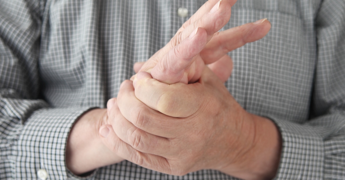 بالأدوية والأعشاب وحيل سهلة.. علاج تعرق اليدين والقدمين