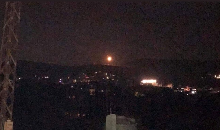 جانب من إطلاق القنابل المضيئة في لبنان 