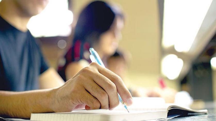 كلاب يؤدون الامتحانات 