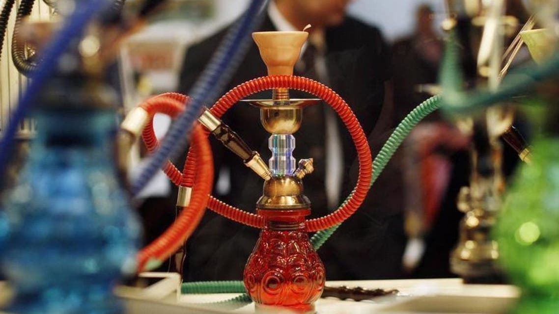 تقديم الشيشة في المقاهي 