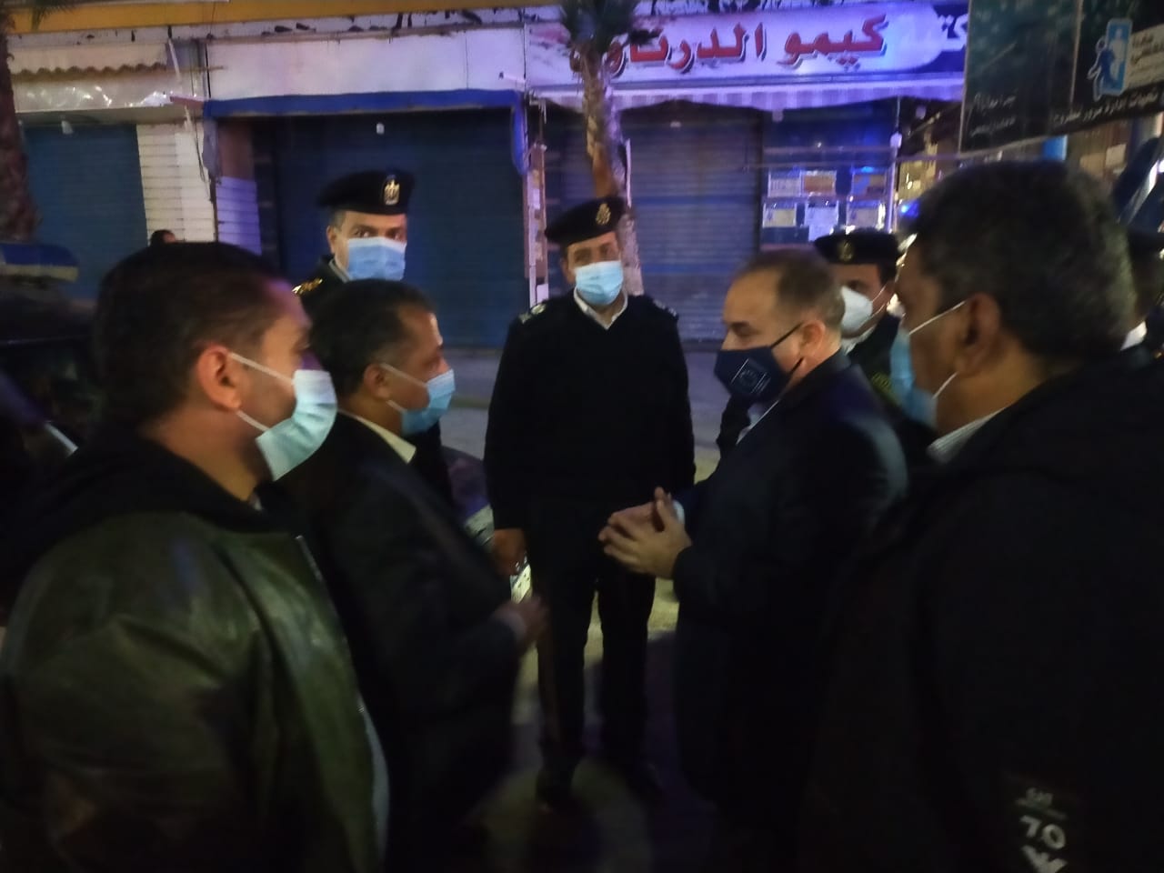 محافظ مطروح في جولة مسائية لمتابعة التزام المواطنين بالكمامة